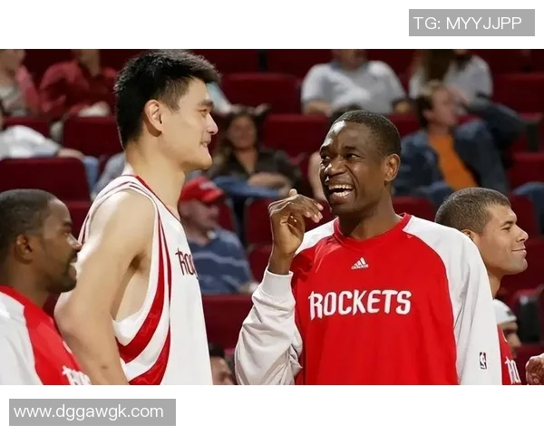 姚明见证扣篮瞬间露出笑容篮球场上的激情与友谊交织成美好回忆