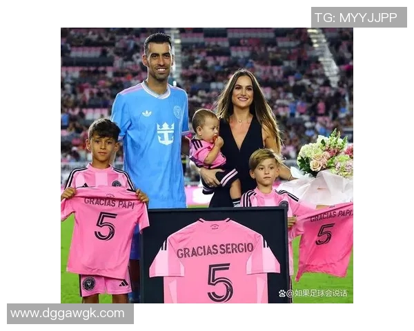 国外足球明星与球迷亲密合影展现温馨互动瞬间