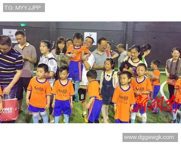 足球明星合影精彩瞬间集锦展现球场魅力与友谊的完美结合