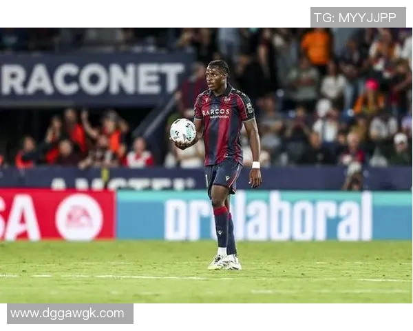 喀麦隆足球传奇人物揭秘及其辉煌职业生涯回顾 喀麦隆足球传奇人物揭秘及其辉煌职业生涯回顾