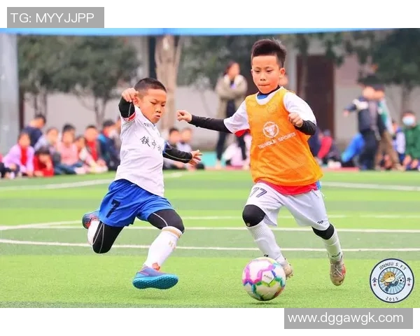 足球明星同款服饰热潮来袭穿上他们的风采与激情